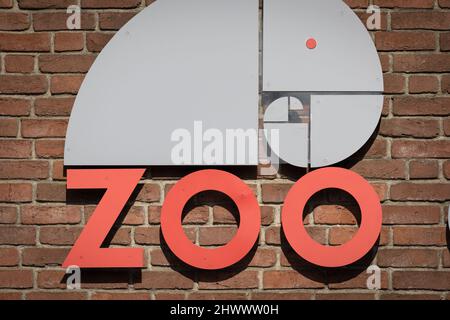 07 mars 2022, Basse-Saxe, Osnabrück : l'emblème du zoo d'Osnabrück se trouve au-dessus de l'entrée. Lors de la conférence de presse annuelle, le zoo revient sur 2021 et fournit des informations sur les projets à venir pour 2022. Photo: Friso Gentsch/dpa Banque D'Images