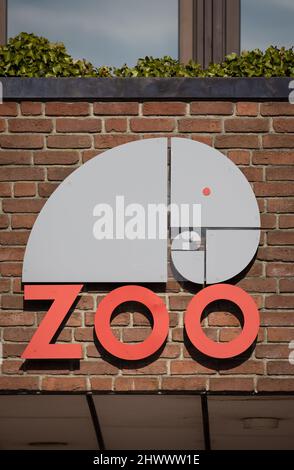 07 mars 2022, Basse-Saxe, Osnabrück : l'emblème du zoo d'Osnabrück se trouve au-dessus de l'entrée. Lors de la conférence de presse annuelle, le zoo revient sur 2021 et fournit des informations sur les projets à venir pour 2022. Photo: Friso Gentsch/dpa Banque D'Images