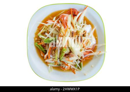 Vue de dessus de la salade de papaye épicée de style thaïlandais (Som tum) sélective, avec fond blanc Banque D'Images