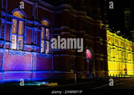 Egham, Royaume-Uni. 07th mars 2022. Le bâtiment des fondateurs de l'Université Royal Holloway est illuminé dans les couleurs du drapeau ukrainien en solidarité avec l'Ukraine. La nation continue de tenter de contrer les troupes russes envoyées pour envahir à la demande du président Vladimir Poutine. Crédit : SOPA Images Limited/Alamy Live News Banque D'Images