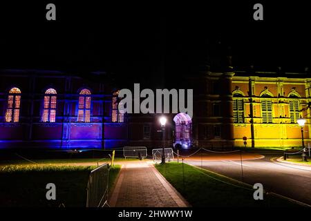 Egham, Royaume-Uni. 07th mars 2022. Le bâtiment des fondateurs de l'Université Royal Holloway est illuminé dans les couleurs du drapeau ukrainien en solidarité avec l'Ukraine. La nation continue de tenter de contrer les troupes russes envoyées pour envahir à la demande du président Vladimir Poutine. Crédit : SOPA Images Limited/Alamy Live News Banque D'Images