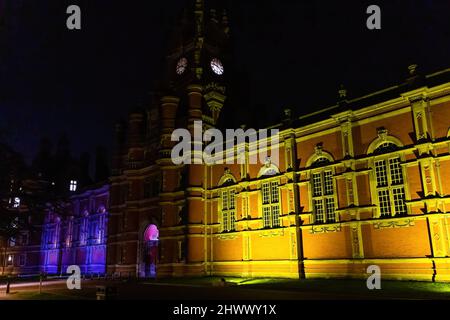 Egham, Royaume-Uni. 07th mars 2022. Le bâtiment des fondateurs de l'Université Royal Holloway est illuminé dans les couleurs du drapeau ukrainien en solidarité avec l'Ukraine. La nation continue de tenter de contrer les troupes russes envoyées pour envahir à la demande du président Vladimir Poutine. Crédit : SOPA Images Limited/Alamy Live News Banque D'Images