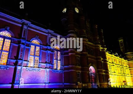 Egham, Royaume-Uni. 07th mars 2022. Le bâtiment des fondateurs de l'Université Royal Holloway est illuminé dans les couleurs du drapeau ukrainien en solidarité avec l'Ukraine. La nation continue de tenter de contrer les troupes russes envoyées pour envahir à la demande du président Vladimir Poutine. Crédit : SOPA Images Limited/Alamy Live News Banque D'Images