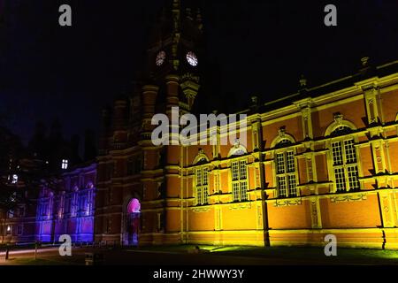 Egham, Royaume-Uni. 07th mars 2022. Le bâtiment des fondateurs de l'Université Royal Holloway est illuminé dans les couleurs du drapeau ukrainien en solidarité avec l'Ukraine. La nation continue de tenter de contrer les troupes russes envoyées pour envahir à la demande du président Vladimir Poutine. (Photo de Tejas Sandhu/SOPA Images/Sipa USA) Credit: SIPA USA/Alay Live News Banque D'Images