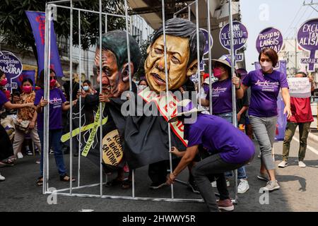 Manille, Philippines. 8th mars 2022. Les militants des droits de l'homme apparaissent comme aspirants à la présidence et ex-sénateur Ferdinand ''Bongbong'' Marcos Jr., de droite, et le président philippin Rodrigo Duterte lors d'une manifestation à l'occasion de la Journée internationale de la femme à Manille, aux Philippines. 8 mars 2022. Divers groupes ont protesté contre la série de hausses des prix du pétrole et le coût des produits de base dans le pays. (Image de crédit : © Basilio Sepe/ZUMA Press Wire) Banque D'Images