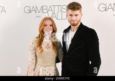 Abigail Cowen et Danny Griffin assistent au spectacle de vêtements féminins Giambattista Valli automne/hiver 2022/2023 dans le cadre de la semaine de la mode de Paris le 7 mars 2022 à Paris, France. Photo de Jana appelez-moi J/ABACAPRESS.COM Banque D'Images