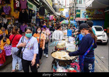 Thaïlandais avec facemask marchant sur le marché de gros sur Pratunam Banque D'Images