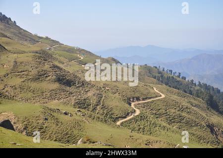 Belle vue sur les montagnes depuis la zone de trekking du lac Parashar, Himachal Pradesh Banque D'Images