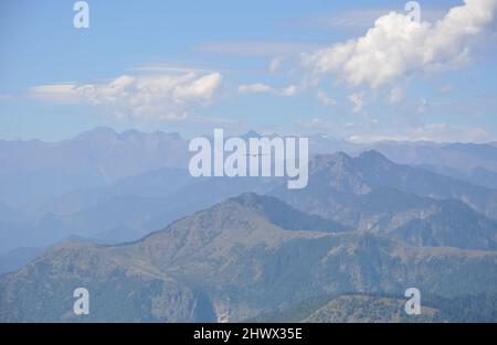Belle vue sur les montagnes et le ciel dans l'Himachal Pradesh Banque D'Images