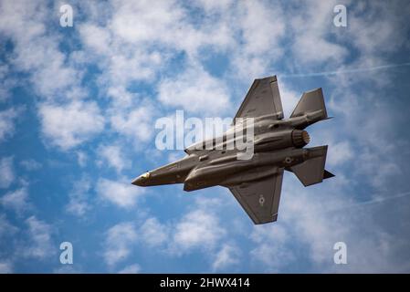 Le 3 mars 2022, un F-35 Lightning II vole autour de l'espace aérien de la base aérienne Davis-Monthan. Le F-35 participait au cours de formation en vol Heritage du Commandement de combat aérien, un programme qui comprend des avions de chasse/attaque modernes volant à côté de la Seconde Guerre mondiale, de la guerre de Corée et de l’époque de la guerre du Vietnam. (É.-U. Photo de la Force aérienne par le premier Airman Alex Miller) Banque D'Images