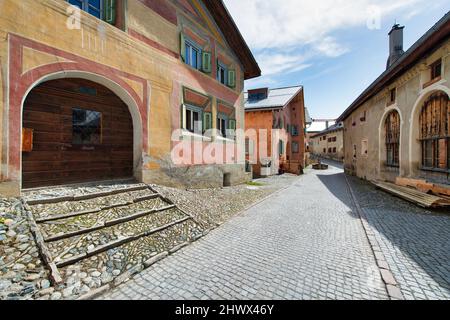 Rues du village suisse de Zuoz dans la vallée de l'Engadine Banque D'Images