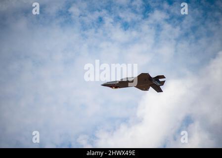 Le 3 mars 2022, un F-35 Lightning II vole autour de l'espace aérien de la base aérienne Davis-Monthan. Le F-35 participait au cours de formation en vol Heritage du Commandement de combat aérien, un programme qui comprend des avions de chasse/attaque modernes volant à côté de la Seconde Guerre mondiale, de la guerre de Corée et de l’époque de la guerre du Vietnam. (É.-U. Photo de la Force aérienne par le premier Airman Alex Miller) Banque D'Images