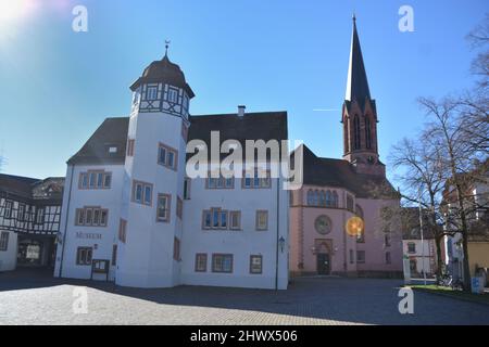 Emmendingen, Allemagne, place principale, partie centrale. Markgrafenschloss, aujourd'hui musée et Archives d'agenda, et église gothique en brique dans la vieille ville située à Banque D'Images