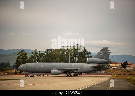 Les relais KC-10 de la U.S. Air Force sont installés sur la ligne de vol à la base aérienne de Travis, en Californie, le 3 mars 2022. Bien que la mission principale du KC-l0 soit le ravitaillement en vol, il peut combiner les tâches d'un camion-citerne et d'un avion cargo en ravitaillant simultanément l'avion et en transportant du personnel et de l'équipement de soutien. (É.-U. Photo de la Force aérienne par Nicholas Pilch) Banque D'Images