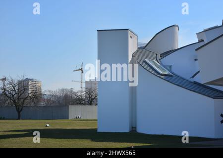 WEIL AM RHEIN, ALLEMAGNE - vue extérieure du musée Vitra Design, conçu par l'architecte Frank Gehry, à l'intérieur du campus Vitra à Weil am Rhein Banque D'Images