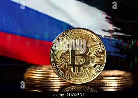 Crypto-monnaie devant un drapeau flou de la Russie. Concept de contre-mesure contre les sanctions financières Banque D'Images