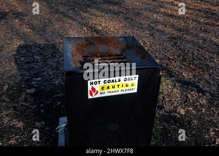 Une corbeille à charbon chaud pour l'élimination des charbons chauds, des cendres et du charbon de bois située dans un espace barbecue et pique-nique d'un parc public à Brooklyn, NY. Banque D'Images