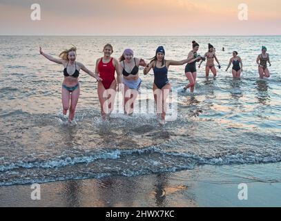 Portobello, Édimbourg, Écosse, Royaume-Uni. Journée internationale de la femme Swimrise DIP. 8th mars 2022. Des centaines de femmes de tous âges se rassemblent au bord de la mer pour recueillir de l'argent pour les associations féminines en nageant dans le Firth of Forth. L'année dernière, en raison des restrictions de Covid, il n'y avait que de petits groupes, année avant 300. Température: Crédit: Nouvelles en direct d'Archwhite/alamy. Banque D'Images