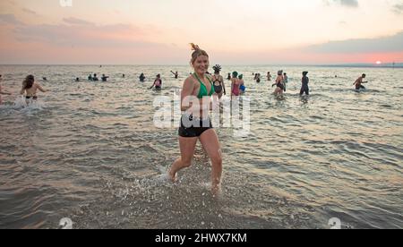 Portobello, Édimbourg, Écosse, Royaume-Uni. Journée internationale de la femme Swimrise DIP. 8th mars 2022. Les femmes de tous âges se rassemblent au bord de la mer pour recueillir de l'argent pour les associations féminines en nageant dans le Firth of Forth. L'année dernière, en raison des restrictions de Covid, il n'y avait que de petits groupes, année avant 300. Température: 2 degrés. Credit: Archwhite/alamy Live news. Banque D'Images