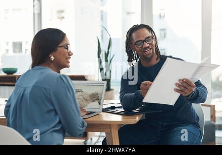 Nos plans sont tous parfaits. Photo de deux hommes d'affaires qui se sont réunis dans un bureau. Banque D'Images