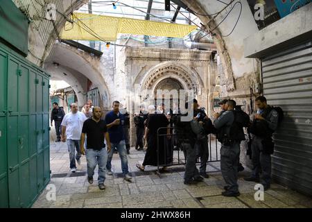 La police des frontières israélienne bloque la rue Al-Wad près de la fontaine Sabil Bab al-Nazir qui mène au Mont du Temple ( Haram ) à Jérusalem. Banque D'Images