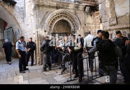 La police des frontières israélienne bloque la rue Al-Wad près de la fontaine Sabil Bab al-Nazir qui mène au Mont du Temple ( Haram ) à Jérusalem. Banque D'Images