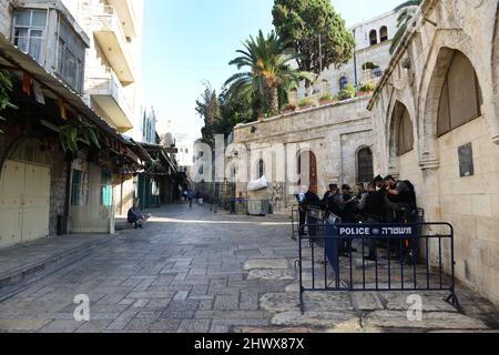 Les gardes frontière israéliens sont prêts à accueillir des émeutiers dans le quartier musulman de la vieille ville de Jérusalem. Banque D'Images