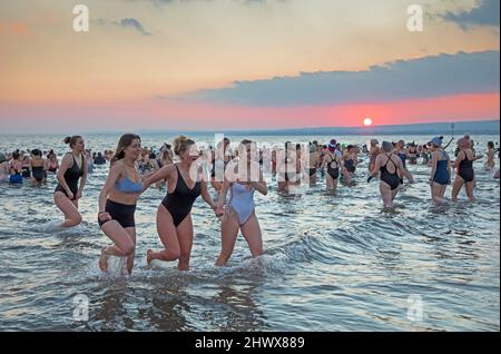 Portobello, Édimbourg, Écosse, Royaume-Uni. Journée internationale de la femme Swimrise DIP. 8th mars 2022. Des centaines de femmes de tous âges se rassemblent au bord de la mer pour recueillir de l'argent pour les associations féminines en nageant dans le Firth of Forth. L'année dernière, en raison des restrictions de Covid, il n'y avait que de petits groupes, année avant 300. Température: Crédit: Nouvelles en direct d'Archwhite/alamy. Banque D'Images