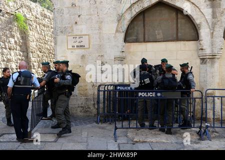 Les gardes frontière israéliens sont prêts à accueillir des émeutiers dans le quartier musulman de la vieille ville de Jérusalem. Banque D'Images