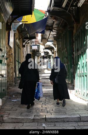 Des religieuses qui marchent sur la via Dolorosa dans la vieille ville de Jérusalem. Banque D'Images