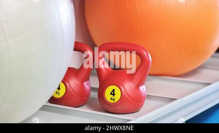 kettlebells et des boules sur un stand dans le club de fitness. équipement sportif. mode de vie sain Banque D'Images