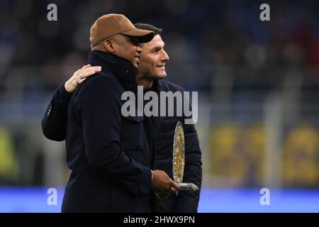 Milan, Italie, 4th mars 2022. Javier Zanetti Vice-président du FC Internazionale pose avec l'ancien joueur et coéquipier Samuel ETO'o alors qu'il lui remet son prix Hall of Fame avant le match de la série A à Giuseppe Meazza, Milan. Le crédit photo devrait se lire: Jonathan Moscrop / Sportimage Banque D'Images