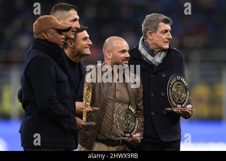 Milan, Italie, 4th mars 2022. Javier Zanetti Vice-président du FC Internazionale pose avec les anciens joueurs Samuel ETO'o, Marco Materazzi, Wesley Sneijder et Gianluca Pagliuca après la remise du prix Hall of Fame avant le match de Serie A à Giuseppe Meazza, Milan. Le crédit photo devrait se lire: Jonathan Moscrop / Sportimage Banque D'Images