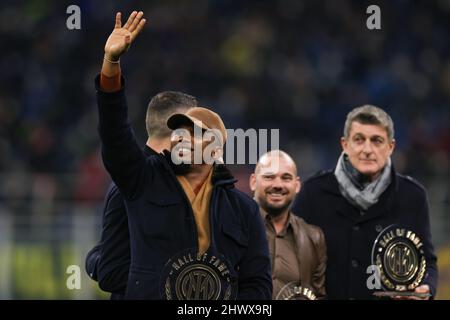 Milan, Italie, 4th mars 2022. Les anciens joueurs du FC Internazionale Wesley Sneijder et Gianluca Pagliuca regardent Samuel ETO comme des vagues aux fans après avoir reçu son prix Hall of Fame avant le match de Serie A à Giuseppe Meazza, à Milan. Le crédit photo devrait se lire: Jonathan Moscrop / Sportimage Banque D'Images
