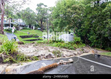 Le plateau de Bilgola à Sydney, Nouvelle-Galles du Sud, en Australie, glisse depuis un jardin domestique causé par de fortes pluies et des tempêtes bloque complètement une route locale, les résidents attendant les services d'urgence. Crédit Martin Berry @alay Live news.Mardi 8th mars 2022. Banque D'Images