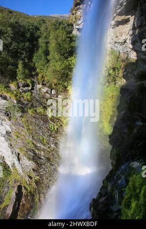 Magnifique vue depuis le sentier de randonnée de Fosseråsa de la cascade de Storsæterfossen. Près du fjord de Geiranger, Norvège. Jour de Summers avec ciel bleu clair. Banque D'Images