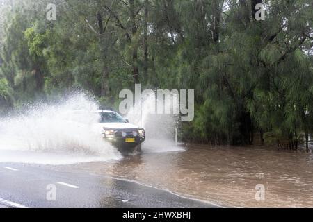 Le système de basse pression au-dessus de Sydney apporte un déluge de pluie et d'eaux d'inondation à travers la ville avec des ordres d'évacuation émis à certains résidents, la circulation passe par les eaux d'inondation sur Barrenjoey Road à Avalon sur les plages du nord de Sydney, crédit Martin Berry @ alamy Live news. Banque D'Images