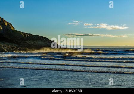 Des vagues qui se manifestent sous le vent les suivent à Dunraven Bay, sur la côte du patrimoine de Glamorgan Banque D'Images