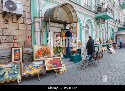 Peintures et photos à vendre aux touristes comme souvenirs dans la rue près de la descente Andriivs kyi à Kiev, Ukraine Banque D'Images