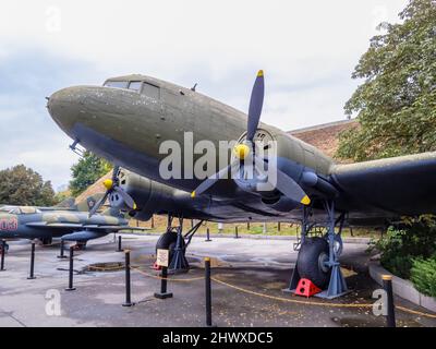 Soviet Lisunov Li-2 bombardier au Musée national de l'histoire de l'Ukraine pendant la Seconde Guerre mondiale (Musée de la Grande Guerre patriotique), Kiev Banque D'Images