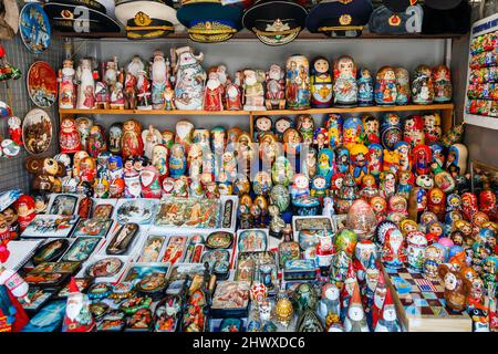 Poupées russes colorées peintes, œufs et autres souvenirs locaux à vendre dans un stand de bord de route sur Andriyivskyy Descent au-dessus de Podil, Kiev (Kiev), Ukraine Banque D'Images