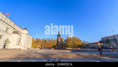 Statue du fondateur de l'État, guerrier chevalier médiéval Grand-Duc Gediminas, place de la cathédrale, vieille ville, Vilnius, capitale de la Lituanie, Europe de l'est Banque D'Images