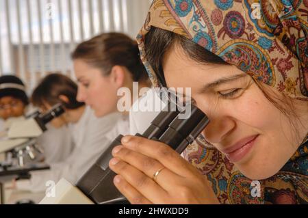 Étudiants en sciences utilisant des microscopes pour analyser des échantillons biologiques dans un laboratoire universitaire de l'Université de Khartoum (Soudan).(MODÈLE RELÂCHÉ) Banque D'Images