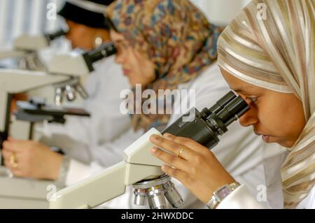 Des étudiants en sciences utilisant des microscopes pour analyser des échantillons biologiques dans un laboratoire universitaire de l'Université de Khartoum, au Soudan. (MODÈLE DISPONIBLE) Banque D'Images