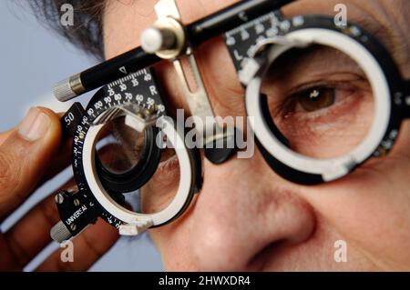 Un cadre d'essai est utilisé pour trouver le meilleur objectif pour un patient présentant un problème de réfraction. La vue courte ou longue est l'un des problèmes visuels les plus courants Banque D'Images