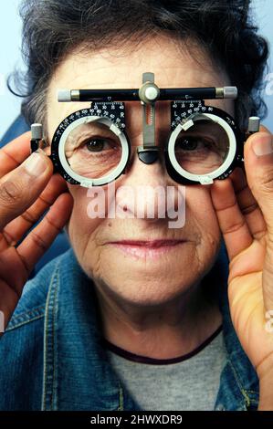 Un cadre d'essai est utilisé pour trouver le meilleur objectif pour un patient présentant un problème de réfraction. La vue courte ou longue est l'un des problèmes visuels les plus courants Banque D'Images