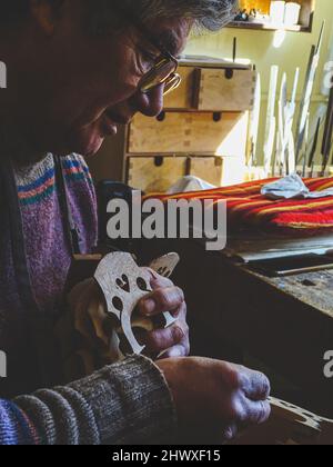 Carlos Roberts maître luthier violon fabricant choosignez le pont droit pour un nouveau violoncelle de sa production à son atelier Banque D'Images