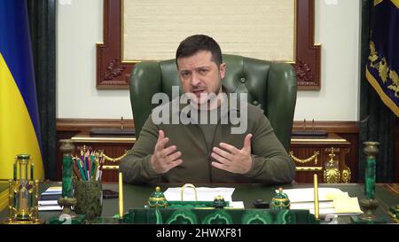 Pic shows: Le président ukrainien provocateur Volodymyr Zelenskyy (Zelensky Zelenskiy) donne une allocution de son bureau de Kiev aujourd'hui mardi 8.3.22 avec t Banque D'Images