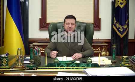 Pic shows: Le président ukrainien provocateur Volodymyr Zelenskyy (Zelensky Zelenskiy) donne une allocution de son bureau de Kiev aujourd'hui mardi 8.3.22 avec t Banque D'Images