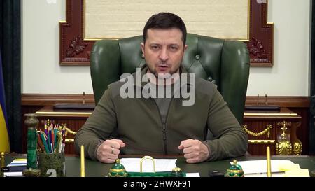 Pic shows: Le président ukrainien provocateur Volodymyr Zelenskyy (Zelensky Zelenskiy) donne une allocution de son bureau de Kiev aujourd'hui mardi 8.3.22 avec t Banque D'Images